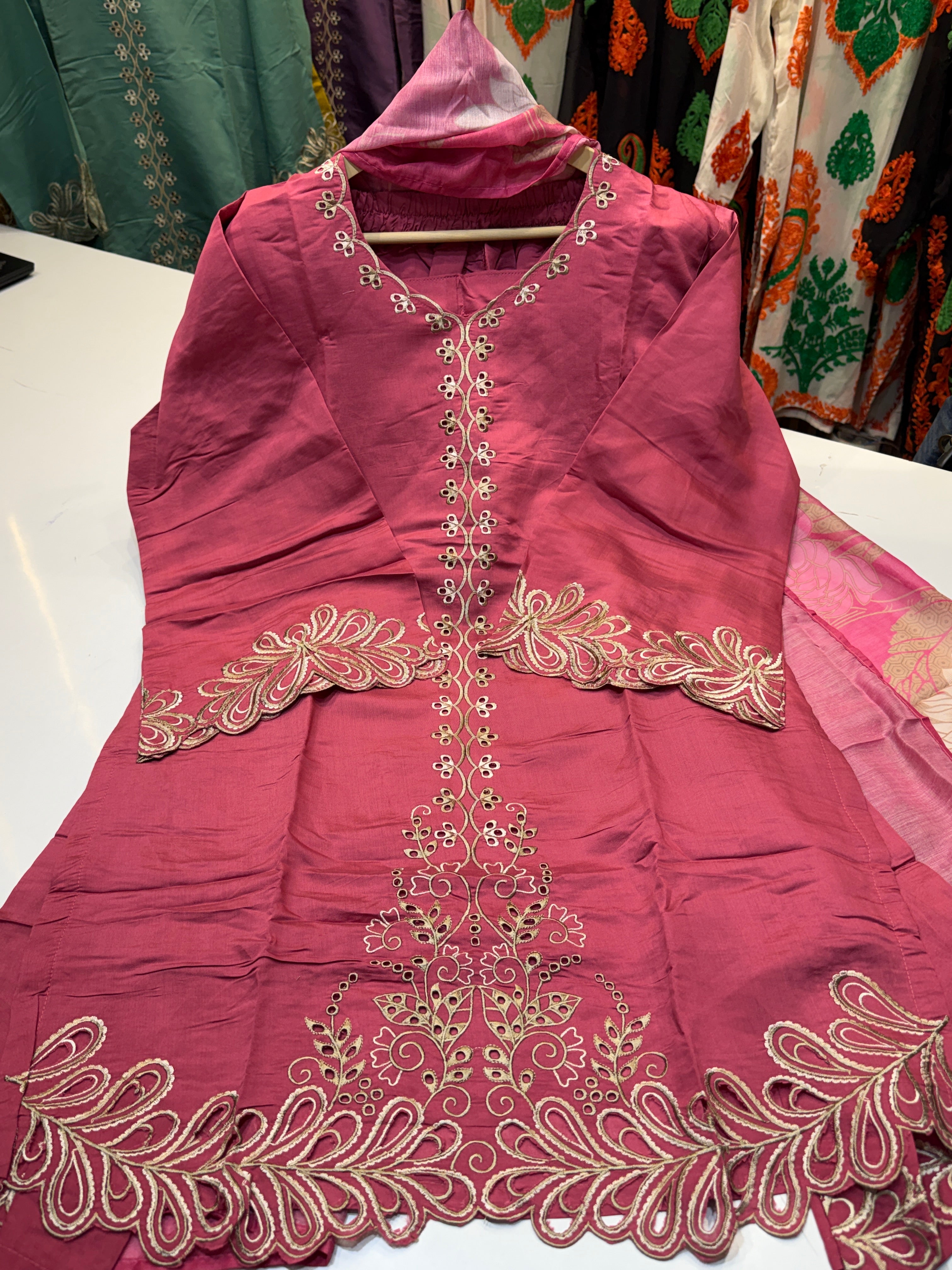 🏷️Product code:-(INDIA🇮🇳)cotton silk heavy cutwork suit with muslin digital printed stall dupatta