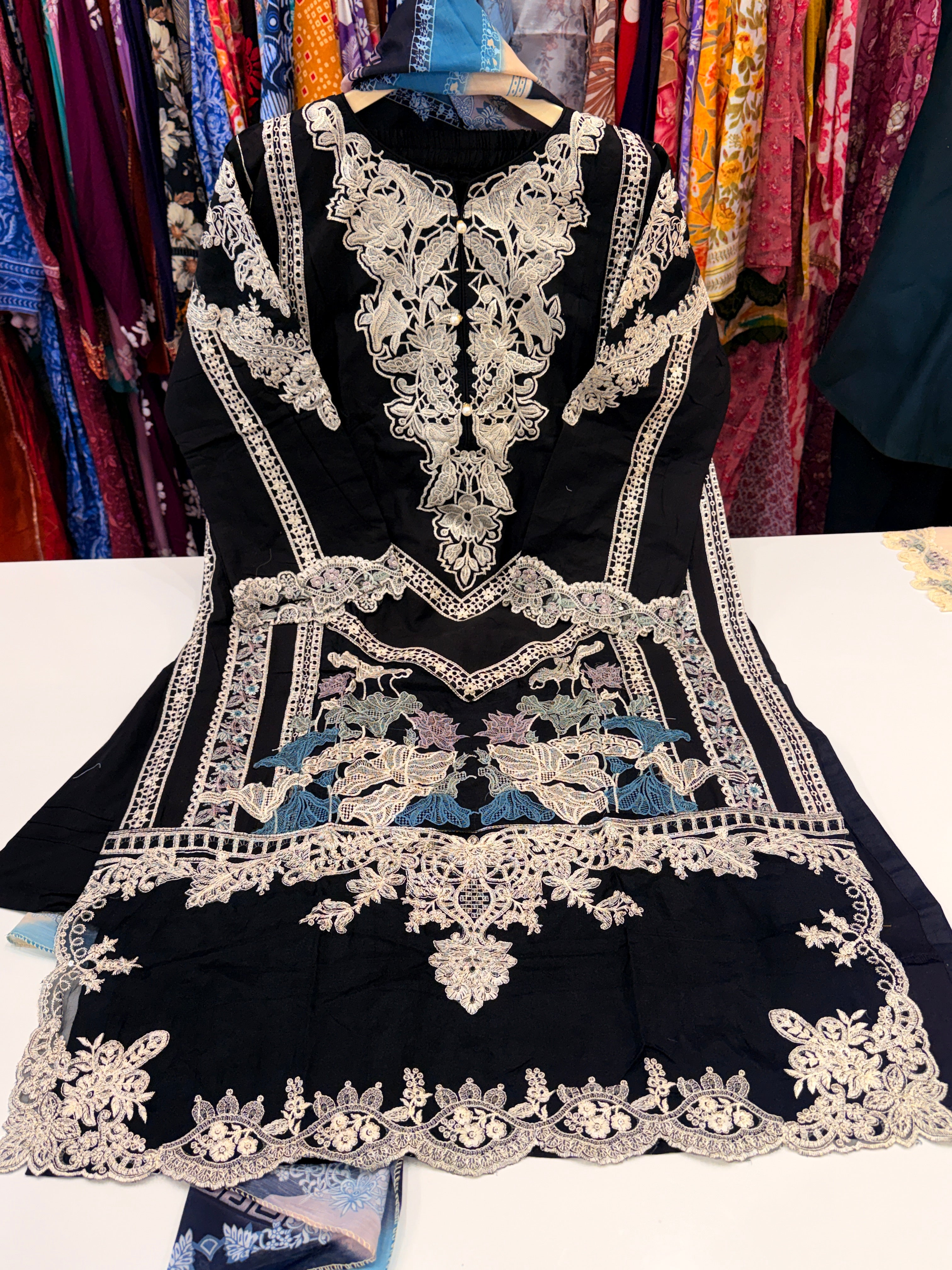 Product code 🏷️ (LK1701)Karachi Pure lawn cotton suit with patch work
