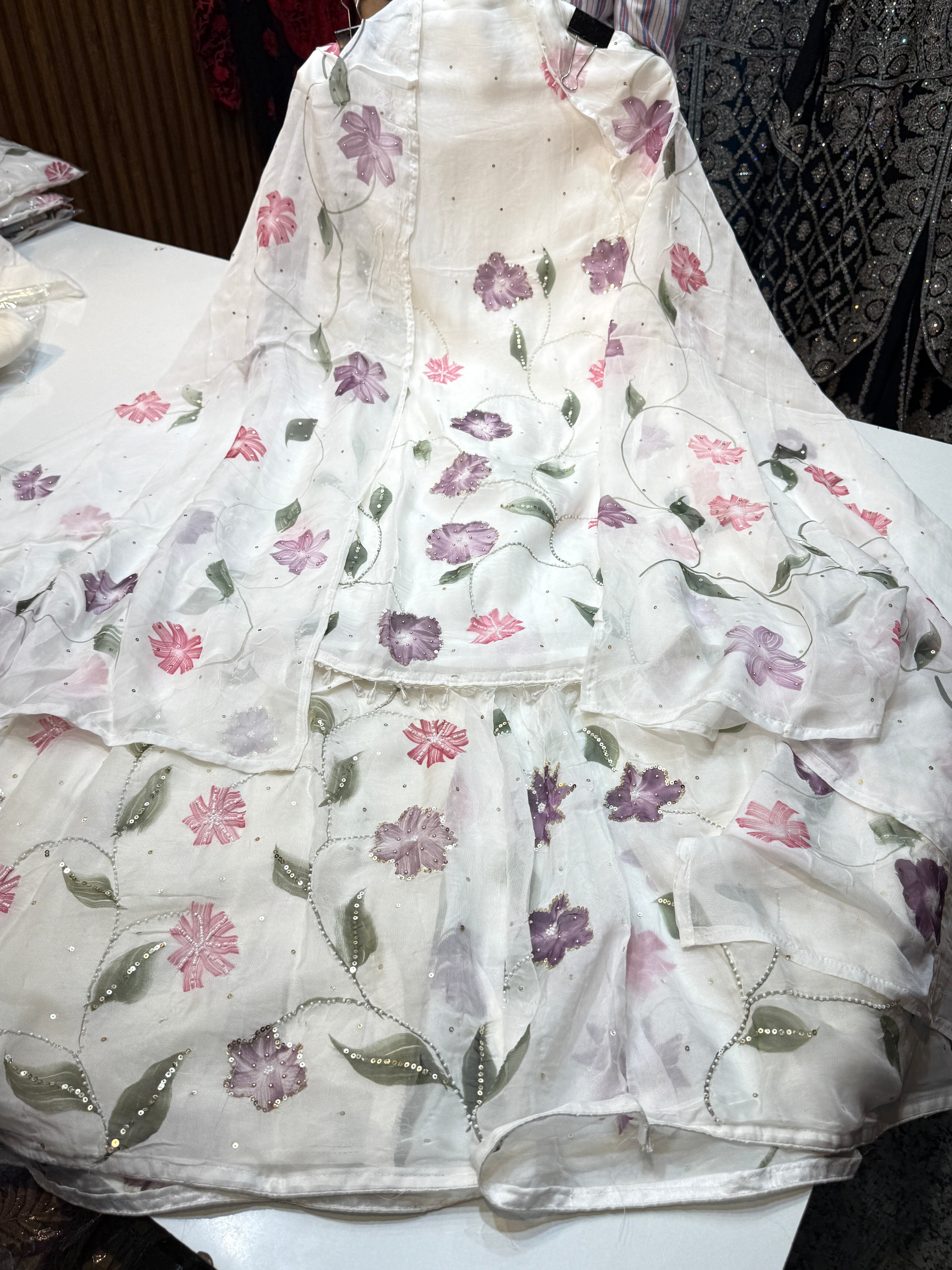 Product code 🏷️: (B1601) White brush print designer suit