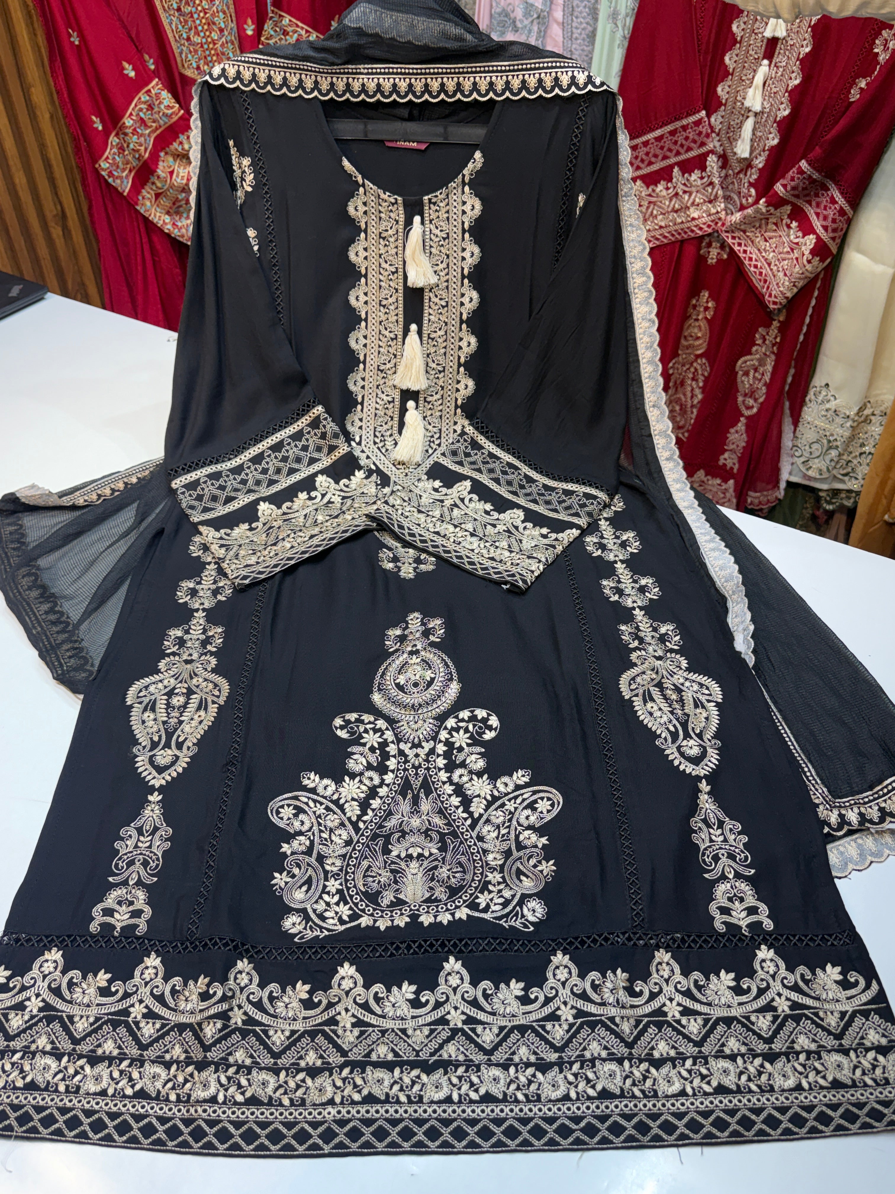 🏷️PRODUCT CODE:-(1901) INAM CLOTH presenting our special (long)suit with heavy embroidery