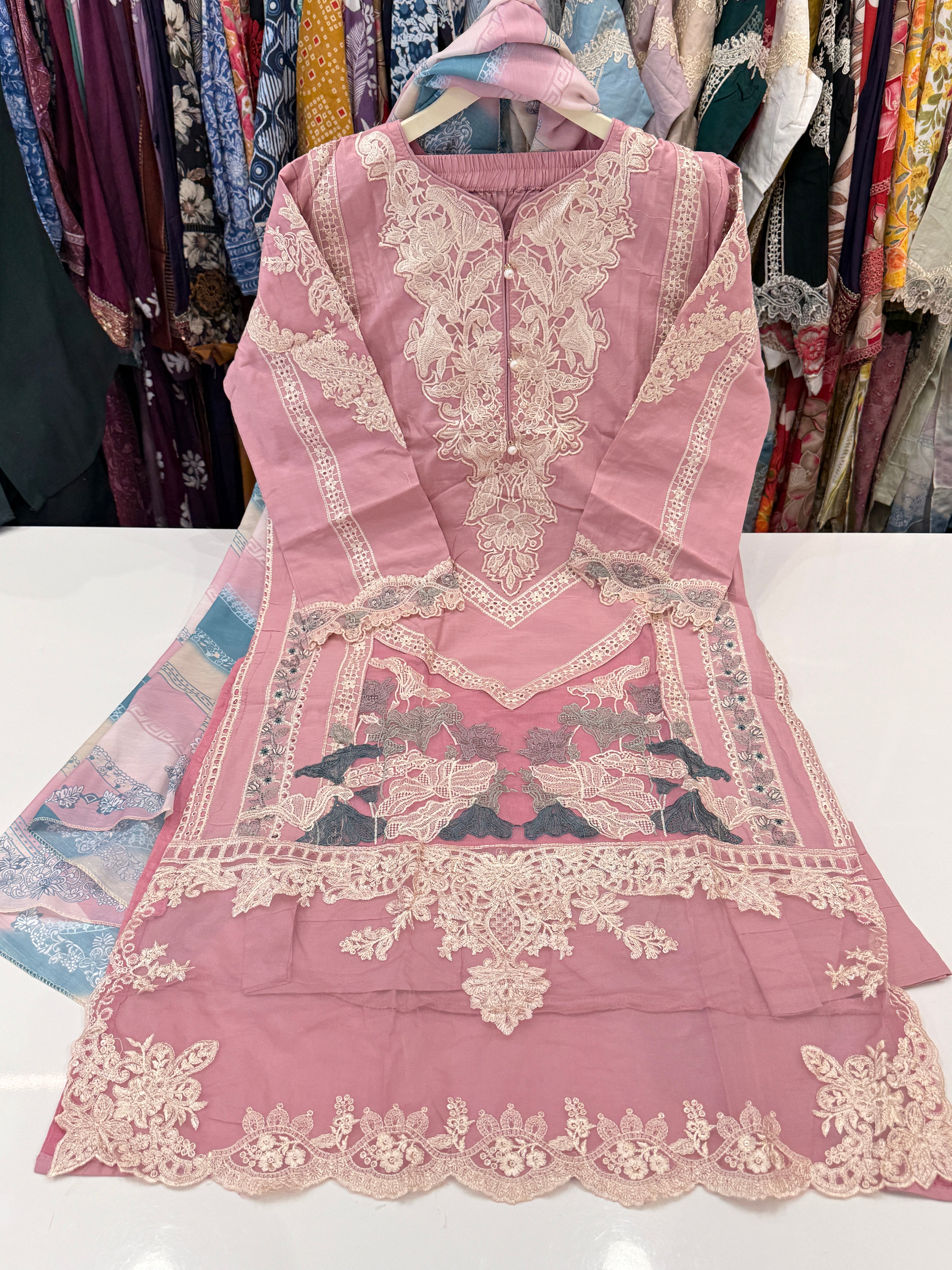 Product code 🏷️ (LK1701)Karachi Pure lawn cotton suit with patch work