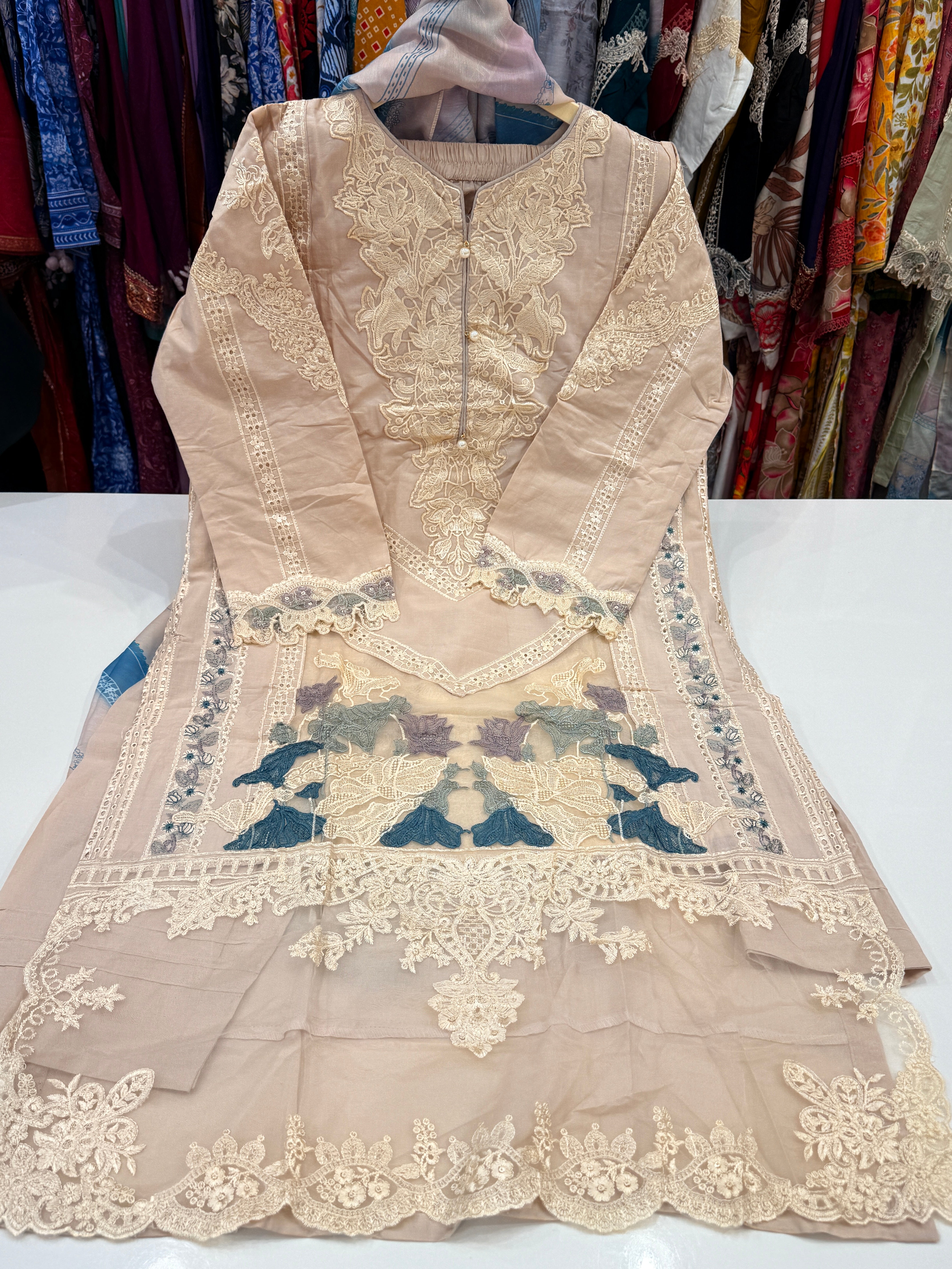 Product code 🏷️ (LK1701)Karachi Pure lawn cotton suit with patch work